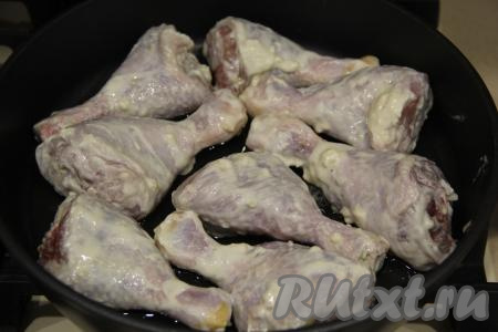 В разогретую сковороду добавить немного растительного масла и выложить куриные ножки. Жарить на сильном огне с двух сторон до золотистого цвета.