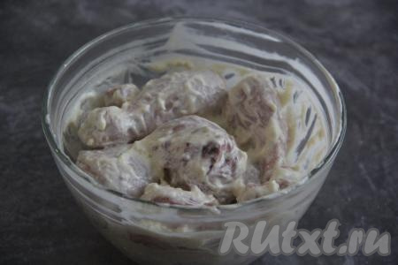 Тщательно обмазать куриные ножки майонезом и чесноком. Оставить мариноваться на 2 часа.