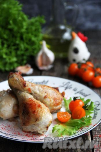 Куриные ножки переложить со сковороды на тарелку и подать в горячем виде с любым гарниром. Мясо, благодаря майонезу, получилось аппетитным, нежным и очень сочным, а чеснок придал ему приятный аромат.