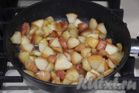 Томить яблоки, иногда помешивая, на среднем огне, примерно, 12-15 минут (до мягкости кусочков яблок), снять с огня, остудить.