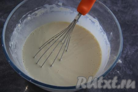 Замесить блинное тесто, для этого нужно влить в миску молоко, всыпать соль, сахар, добавить яйцо, перемешать венчиком до однородности. Влить растительное масло, перемешать. Постепенно начать добавлять муку, тщательно вмешивая её венчиком в тесто. Блинное тесто должно получиться однородным, по консистенции оно не должно быть слишком жидким, но и густым оно не должно быть.