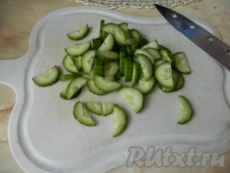 Огурцы режем полукольцами.