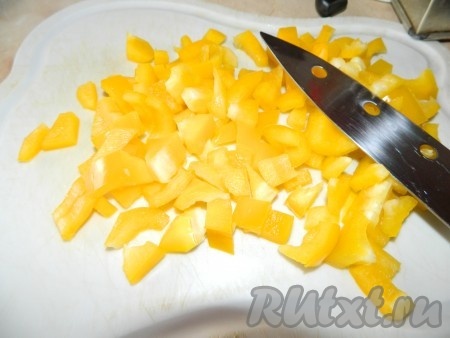 Мелко режем очищенный от семян болгарский перец.