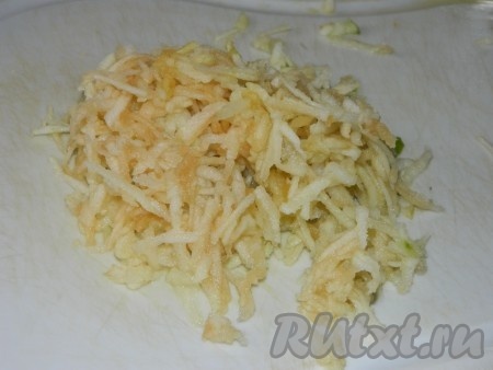 На крупной терке натираем яблоко, очищенное от кожуры.