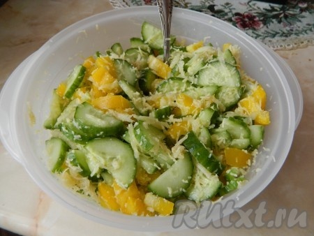 Огурцы, болгарский перец, яблоко и сыр перекладываем в салатник и хорошо перемешиваем.