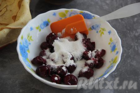 В вишню всыпать крахмал и сахар, перемешать.