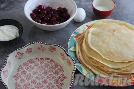 Хорошо разогреть сковороду. Я смазывала сковородку маслом только для выпечки первого блина, а далее пекла блины уже на сухой сковороде (но многое зависит от качества сковороды, возможно, придётся смазывать её маслом несколько раз в процессе жарки всех блинов). Налить на разогревшуюся сковороду половник теста, равномерно его распределить и выпекать блин с двух сторон на среднем огне до золотистого цвета, затем переложить блинчик на тарелку. Пожарить все блины, складывая их один на другой на тарелку. Готовые блинчики остудить. Блинов получилось достаточно много, ну а для формирования пирога я использовала 5 штук. Форму для выпечки (я готовила в керамической форме диаметром 20 см), слегка смазать растительным (или сливочным) маслом.