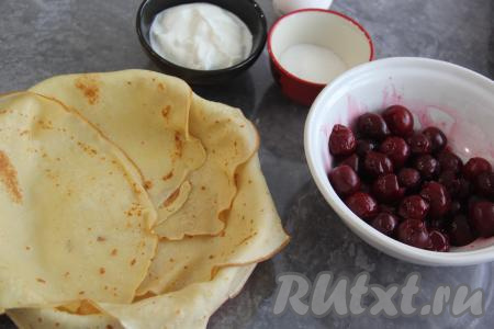 Выстелить форму блинами внахлёст, как на фото. Края блинчиков должны немного свисать с краёв формы.