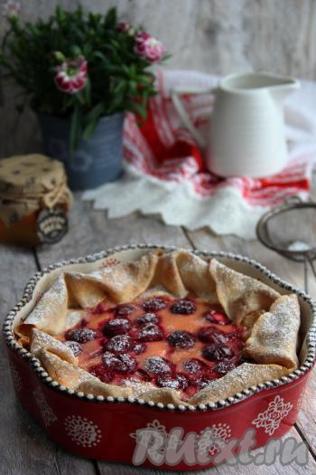 Поставить блинный пирог с вишнёвой начинкой в разогретую духовку и выпекать при температуре 180 градусов минут 25. Начинка должна "схватиться".