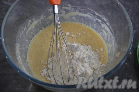 Сперва замесим тесто для блинов, для этого нужно в миске соединить молоко, соль,&nbsp;яйца и сахар. Перемешать венчиком, всыпать муку и размешать блинное тесто до однородного состояния.