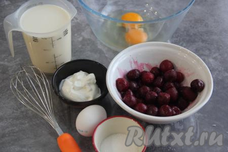 Подготовить продукты для приготовления блинного пирога с вишней. Вишню можно взять свежую или замороженную без косточек. Если у вас свежая вишня, то ягодки нужно вымыть, удалить косточки, лишний сок слить. Если вишня заморожена, её нужно разморозить при комнатной температуре, а лишний сок слить.