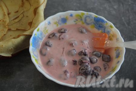 Перемешать вишнёвую начинку для блинного пирога.