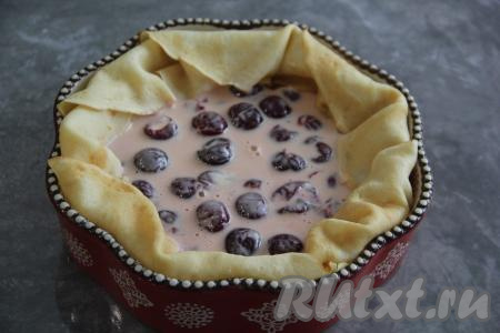 Выложить начинку в форму. Из краёв блинов сформировать волнистый бортик.