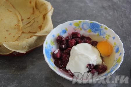 Добавить к вишне сметану и яйцо.
