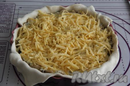 Сыр натереть на тёрке и посыпать поверх начинки.