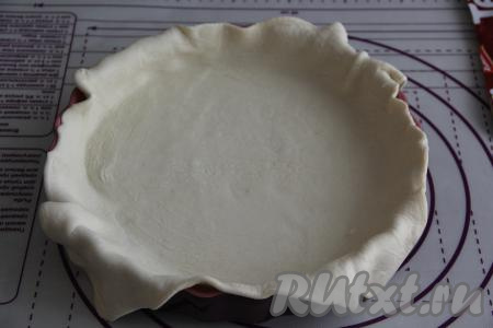 Жаропрочную форму (у меня диаметром 28 см) смазать маслом и выложить в неё тесто так, чтобы оно было выше или на уровне бортиков формы.
