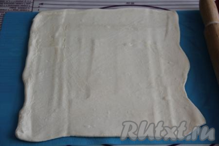 Слоёное тесто на слегка присыпанной мукой поверхности раскатать в пласт толщиной 3 мм.