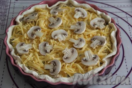 Заранее отложенные грибочки нарезать на пластины и выложить поверх сыра.