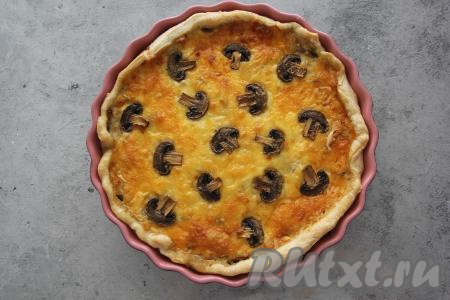 Края теста выше бортиков формы я обрезала. Поставить форму с пирогом "Жульен" в разогретую духовку и выпекать минут 35 при температуре 180 градусов. Начинка внутри не должна быть жидкой.