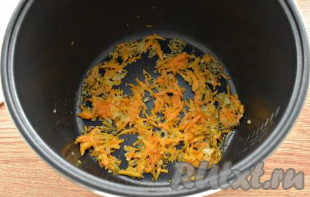 В чашу мультиварки (у меня - мультиварка Редмонд) вливаем растительное масло. Включаем программу «Жарка» на 15 минут. Когда масло прогреется (прозвучит звуковой сигнал), выкладываем в чашу мультиварки морковку с луком, обжариваем их, не накрывая крышкой и периодически перемешивая, минут 5.