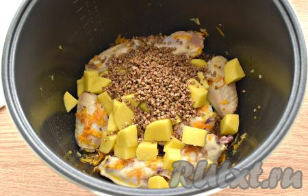 Гречку перебираем, удаляя чёрные зёрнышки, затем несколько раз промываем. Перекладываем промытую гречку в чашу мультиварки, солим.