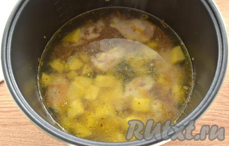 Вливаем в чашу 1,3-1,5 литра горячей кипячёной воды.