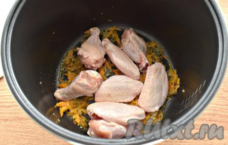 К обжаренным овощам добавляем части куриных крылышек (или другие части курочки), перемешиваем, обжариваем, периодически перемешивая и не закрывая крышку, 10 минут.