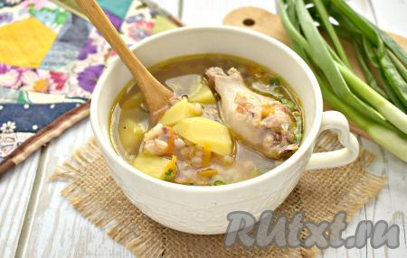 После звукового сигнала вкусный, сытный, наваристый гречневый суп с курицей будет готов, разливаем его по тарелкам и подаём к столу. Это первое блюдо отлично впишется в повседневное меню!