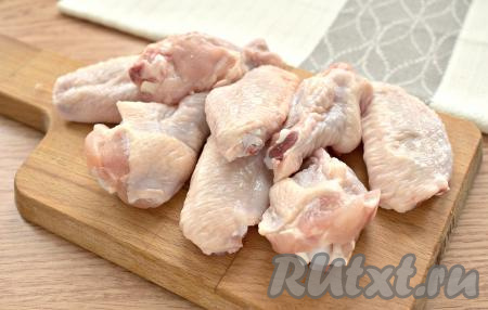 Для этого блюда можно взять любые части курочки. Я варила гречневый суп с куриными крылышками. Каждое крылышко разрезаем на 3 части по суставам (концы я не использовала), ополаскиваем водой.