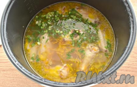 Мультиварку закрываем крышкой, включаем режим «Суп» на 50 минут. За пять минут до окончания программы мультиварку открываем, гречневый суп с курицей перчим, добавляем нарезанную зелень, если нужно, подсаливаем. Продолжаем варить под крышкой оставшиеся 5 минут.