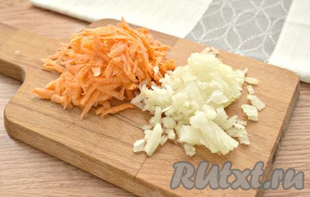 Очищаем морковку и натираем её. Очищаем половину луковицы и нарезаем на маленькие кусочки.