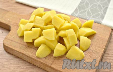 Очищаем картофель и нарезаем его на небольшие кубики.