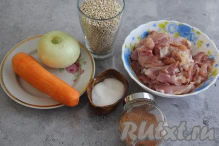 Подготовить продукты для приготовления плова из перловки с курицей в мультиварке. Лук и морковь почистить.&nbsp;Нарезать куриное мясо на средние кусочки.