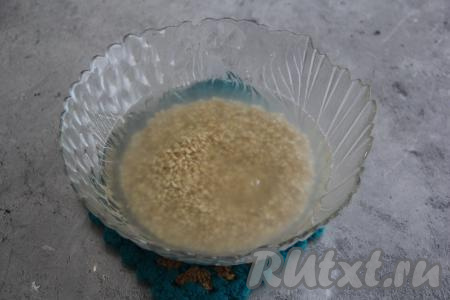 Перловку хорошо промыть под проточной водой, а затем залить крутым кипятком и оставить на 30 минут.