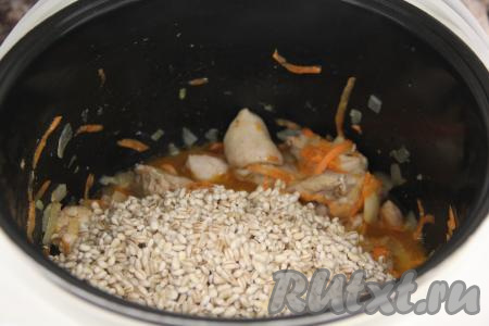 Слить с перловки воду и добавить крупу в чашу мультиварки. Влить 600 миллилитров воды комнатной температуры, перемешать. Закрыть крышку мультиварки и выставить режим "Тушение" на 1 час.&nbsp;