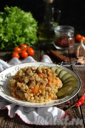 Разложить вкусный, аппетитный плов из перловки с курицей из чаши мультиварки по тарелкам и подать к столу в горячем виде. Куриное мясо получается мягким, сочным, а перловка - хорошо пропаренной.