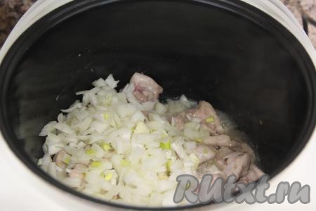 Обжарить мясо в течение 5-7 минут, периодически его помешивая. После этого добавить мелко нарезанный лук, хорошо перемешать и обжаривать, помешивая, минут 5.&nbsp;