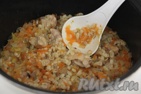 По сигналу открыть крышку и перемешать плов из перловки.&nbsp;