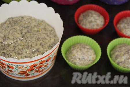 По истечении времени тесто хорошо округлится и увеличится в объёме.&nbsp;Тесто обмять, смазать руки маслом и разделить тесто на части. Выложить тесто в формы, заполняя на 1/2 объёма. У меня получился один средний кулич с маком и 4 мини-куличика. Тесто в формах оставить на расстойку на 45 минут.&nbsp;