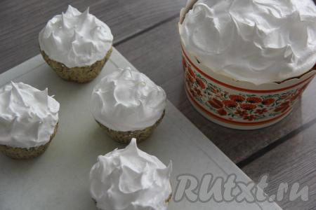 Нанести белковую массу на куличи и сформировать волны. Сверху белковую глазурь можно украсить на своё усмотрение, например, кондитерской посыпкой.&nbsp;