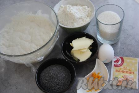 Подготовить продукты для приготовления куличей с маком. Вначале займёмся опарой, для этого в мисочку нужно влить молоко, подогретое до 40 градусов, всыпать в него сахар и дрожжи, хорошо перемешать венчиком, затем добавить муку и снова перемешать венчиком. Поставить опару в тёплое место минут на 30. Опара по истечении этого времени запузырится и увеличится в объёме. Апельсин вымыть и снять с него цедру, не затрагивая находящийся под ней белый слой.&nbsp;