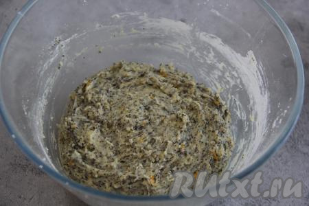 Тесто получится вязким и липким. Накрыть миску плёнкой и убрать в тепло на 1,5 часа. Я поставила тесто в духовку на режим "Лампочка".