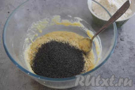 Перемешать массу и всыпать мак, ещё раз перемешать.&nbsp;