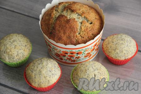 Поставить формы с тестом в хорошо прогретую духовку и выпекать минут 35 при температуре 180 градусов. Продолжительность выпечки зависит от размера формы и свойств духовки. Готовность проверьте, проколов выпечку сухой лучинкой (если кулич готов, лучинка останется сухой). Мини-куличики испеклись быстрее, чем кулич среднего размера.