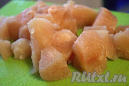 Промыть куриное филе водой, нарезать его на средние кусочки.