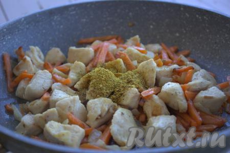 Далее посолить, приправить по вкусу (я использовала универсальную приправу для плова), перемешать.