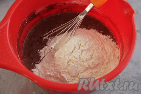 Всыпать частями просеянную муку.