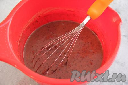 Перемешать массу венчиком. Всыпать какао, ванилин, соль и влить красный краситель. Хорошо перемешать.