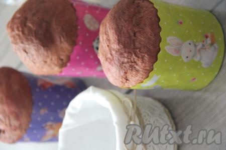 Поставить формы с куличами "Красный бархат" в разогретую духовку и выпекать минут 35 при температуре 180 градусов (готовность куличей проверьте, проколов их сухой шпажкой, если кулич готов, значит шпажка останется сухой).&nbsp;