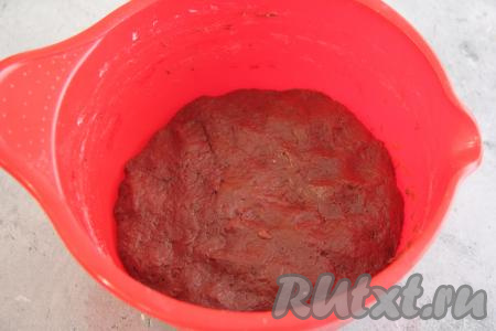 Перемешивать тесто сначала венчиком, затем вымесить его руками в течение 10 минут. Добавляя муку, ориентируйтесь на консистенцию теста, оно должно получиться эластичным и нежным. Оставить тесто в миске и убрать в тёплое место на 1 час.